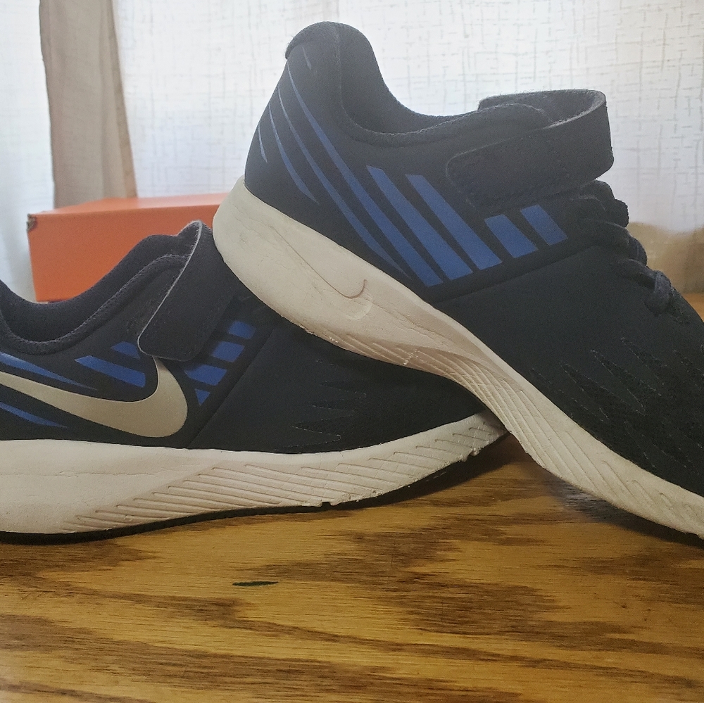 Boys 2.5Y nike